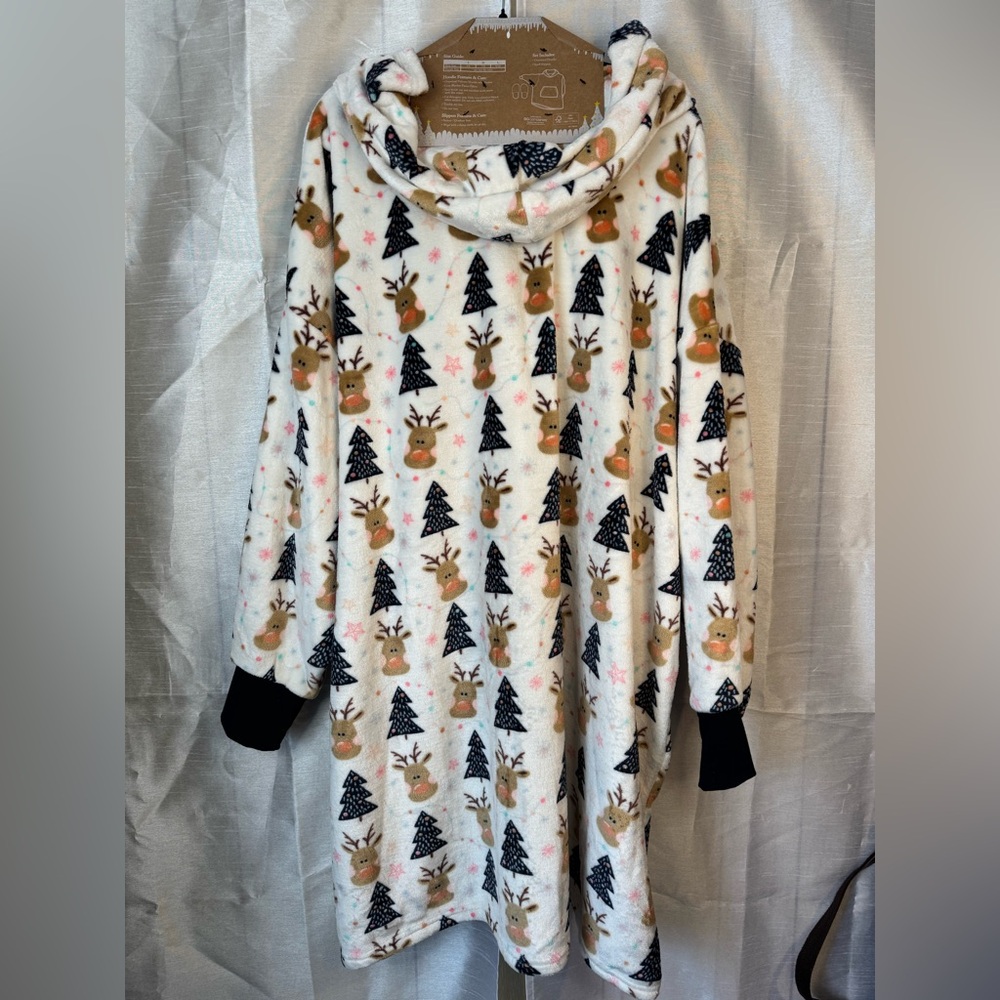 Cupcakes & Cashmere Festive Hoodie & Slipper Set - Picture 6 of 13
